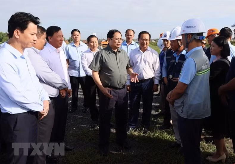 Minh Chinh conversa con los trabajadores en el sitio de construcción. Minh Chinh conversa con los trabajadores en el sitio de construcción.