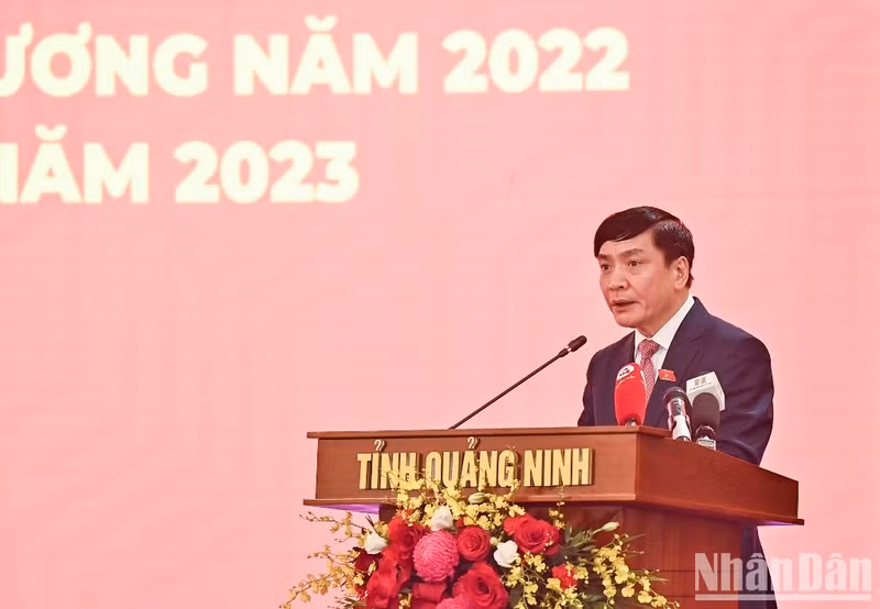 El secretario general y jefe de la Oficina del Parlamento, Bui Van Cuong, pronuncia el discurso de apertura. El secretario general y jefe de la Oficina del Parlamento, Bui Van Cuong, pronuncia el discurso de apertura.