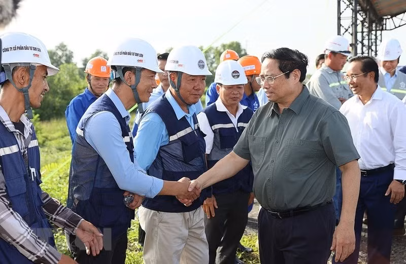 El primer ministro Pham Minh Chinh anima a los ingenieros y trabajadores en el sitio de construcción.