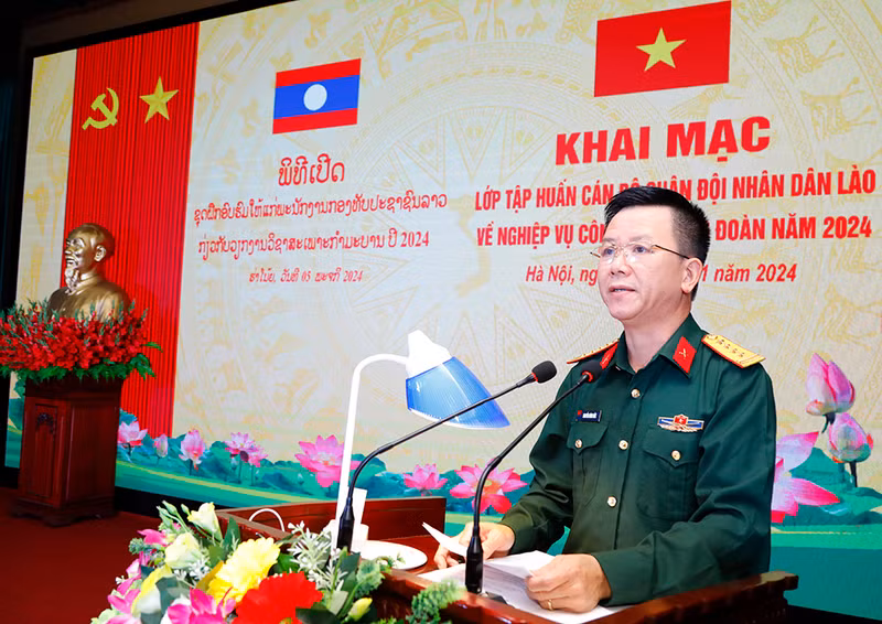 El coronel Nguyen Dinh Duc, encargado de la división de asuntos sindicales del Departamento General de Política del EPV, interviene en la cita (Foto: mod.gov.vn)