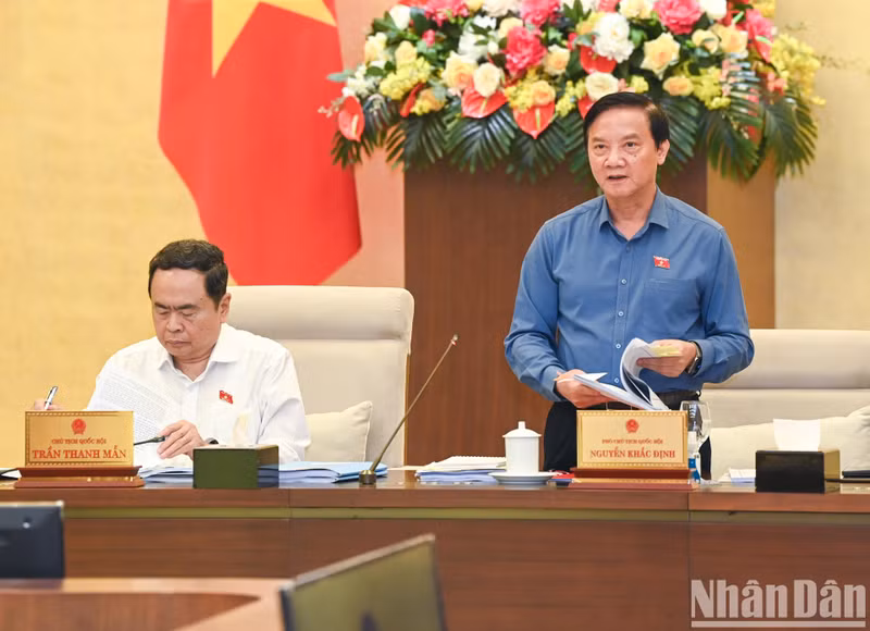 Habla el vicepresidente de la Asamblea Nacional Nguyen Khac Dinh.