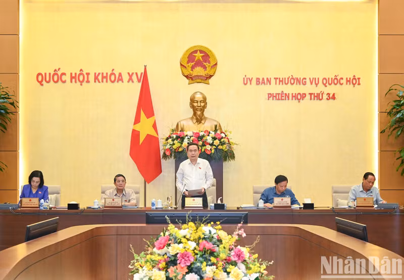 El presidente de la Asamblea Nacional, Tran Thanh Man, interviene en la reunión. 