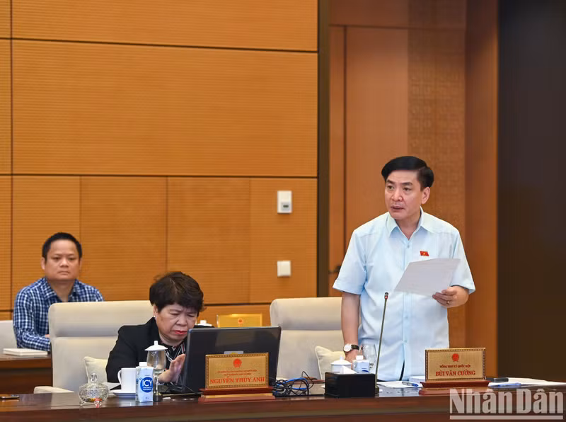 El secretario general y jefe de la Oficina de la Asamblea Nacional, Bui Van Cuong, interviene.