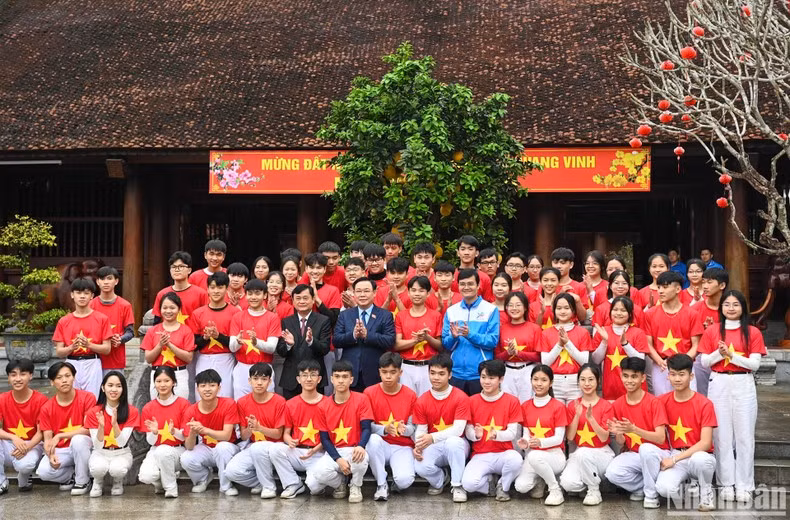 Dinh Hue con miembros sindicales y jóvenes en la zona especial de reliquias nacionales de Kim Lien.