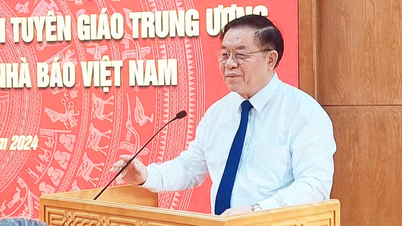 El miembro del Buró Político, secretario del Comité Central del Partido Comunista de Vietnam y jefe de su Comisión de Comunicación y Educación, Nguyen Trong Nghia, habla en el evento. 