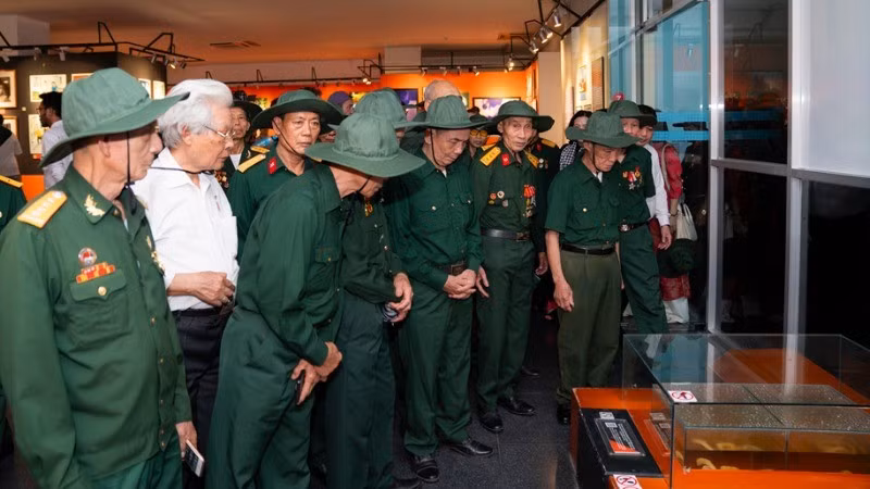 Una delegación de la provincia de Hai Duong visita sitios históricos en Ciudad Ho Chi Minh (Foto: Nhan Dan)