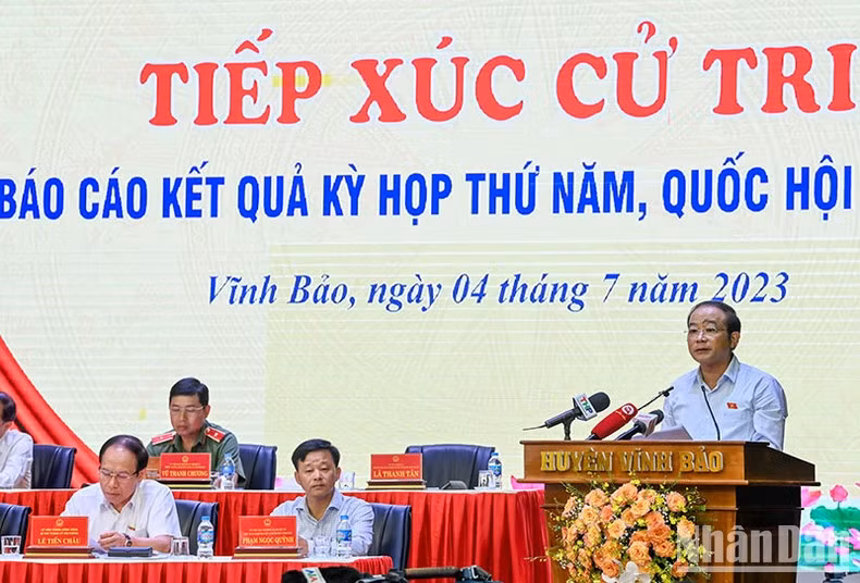 El jefe adjunto de la delegación de la Asamblea Nacional de la ciudad de Hai Phong, La Thanh Tan, presenta un informe.