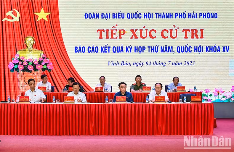 El presidente de la Asamblea Nacional de Vietnam, Vuong Dinh Hue, y la delegación de diputados de la ciudad de Hai Phong (Fotografía: VNA)