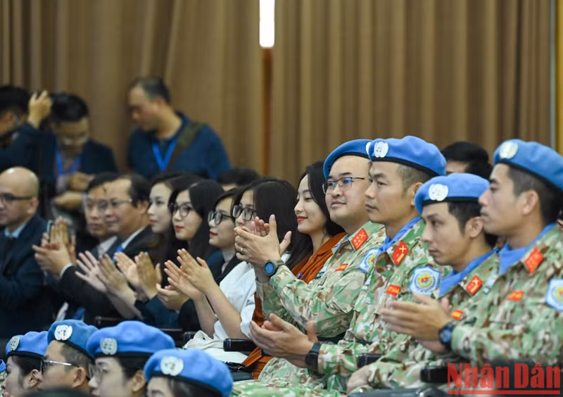 Los jóvenes y cascos azules vietnamitas asistentes al diálogo. Los jóvenes y cascos azules vietnamitas asistentes al diálogo.