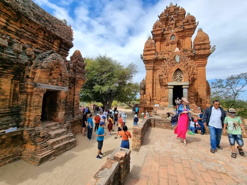 Los turistas visitan la torre de Po Klong Garai, especial reliquia arquitectónia y artística nacional de Vietnam, en la ciudad de Phan Rang - Thap Cham.
