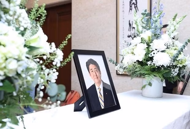 En homenaje al difunto exprimer ministro japonés Abe Shinzo. (Fotografía: VNA)