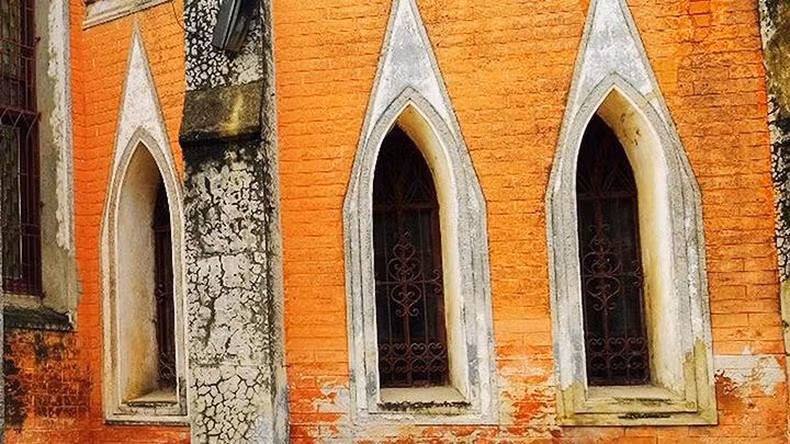 Ventanas con características de la arquitectura gótica.