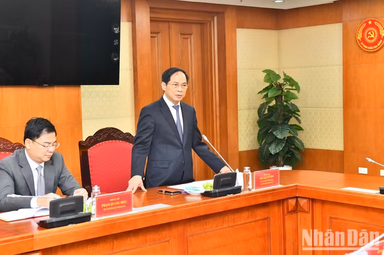 Bui Thanh Son, ministro de Relaciones Exteriores, habla en la en encuentro.