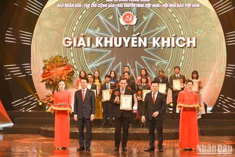 El presidente-editor del periódico Nhan Dan, Le Quoc Minh, y el ministro de Información y Comunicación, Nguyen Manh Hung, entregan los Premios de Consolación a los autores. El presidente-editor del periódico Nhan Dan, Le Quoc Minh, y el ministro de Información y Comunicación, Nguyen Manh Hung, entregan los Premios de Consolación a los autores.