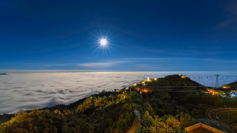 La luz del sol contribuye a la misteriosa belleza de la cima de Ba Na. La luz del sol contribuye a la misteriosa belleza de la cima de Ba Na.