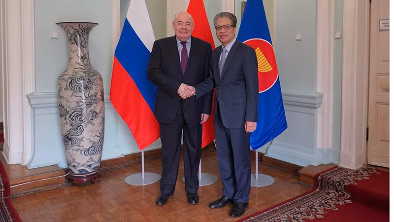 El embajador de Vietnam en Rusia, Dang Minh Khoi, y Mikhail Shvydkoy, enviado especial del presidente de la Federación de Rusia para la cooperación cultural internacional. 