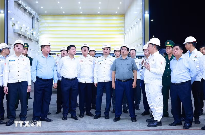 El primer ministro Pham Minh Chinh visita el Centro de Industria Energética y Servicios de Logística Portuaria de PTST.