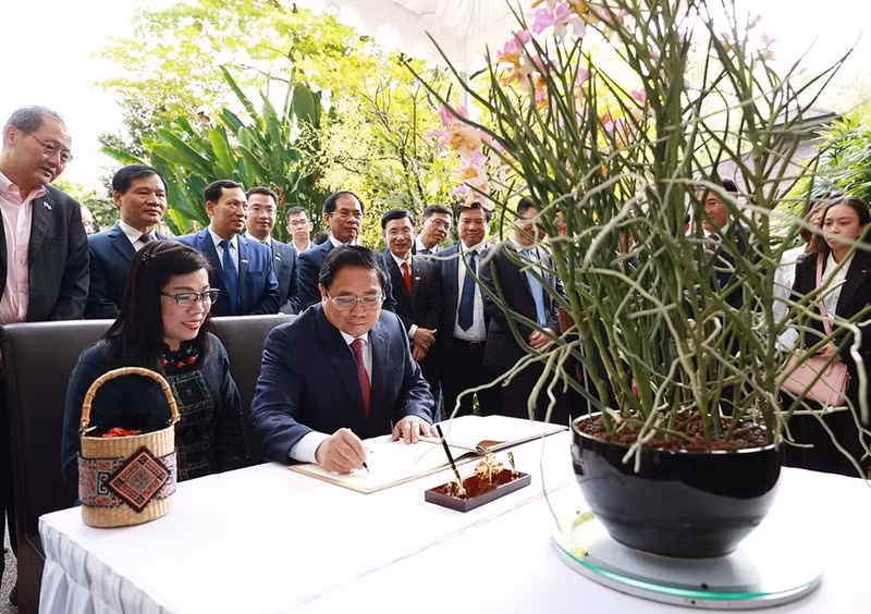 El jefe del Gobierno vietnamita deja su impresión en el libro de visitas del Jardín Botánico de Singapur.