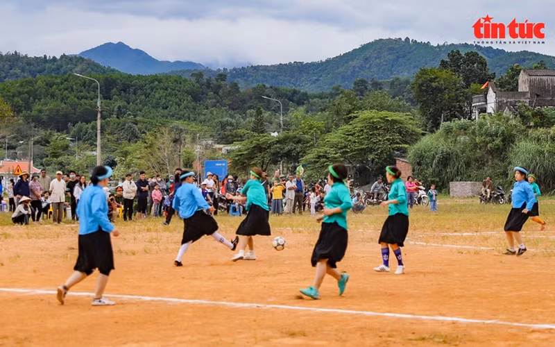 Las muchachas visten trajes típicos de la etnia San Chi en la cancha de fútbol. Las muchachas visten trajes típicos de la etnia San Chi en la cancha de fútbol.