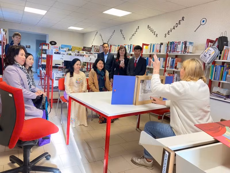 La delegación vietnamita trabaja en una escuela primaria de Francia (Foto: thoidai.com.vn)