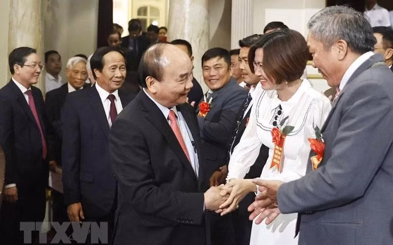 El presidente de Vietnam, Nguyen Xuan Phuc, con otros delegados asistentes a la cita. (Foto: VNA)