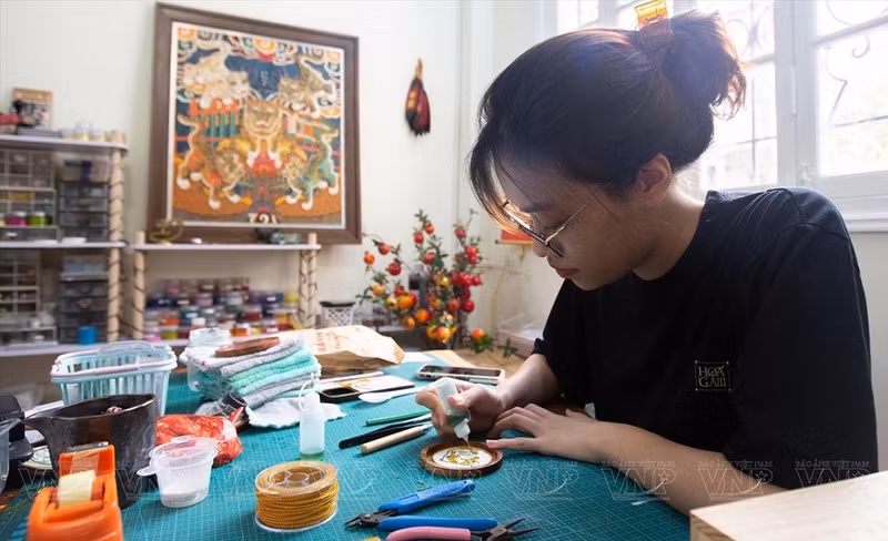 Minh Ngoc, una estudiante de la Universidad de Hanói, al principio venía solo para experimentar la técnica, pero la pasión la convirtió en uno de los miembros del grupo. (Foto: Revista Ilustrada Vietnam)
