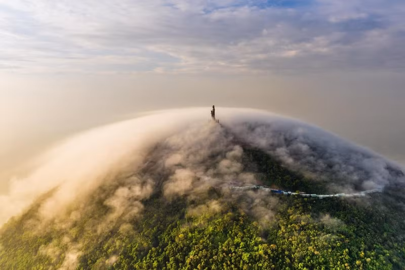 La montaña Ba Den, conocida como "la primera montaña celestial" (Foto: VNA)