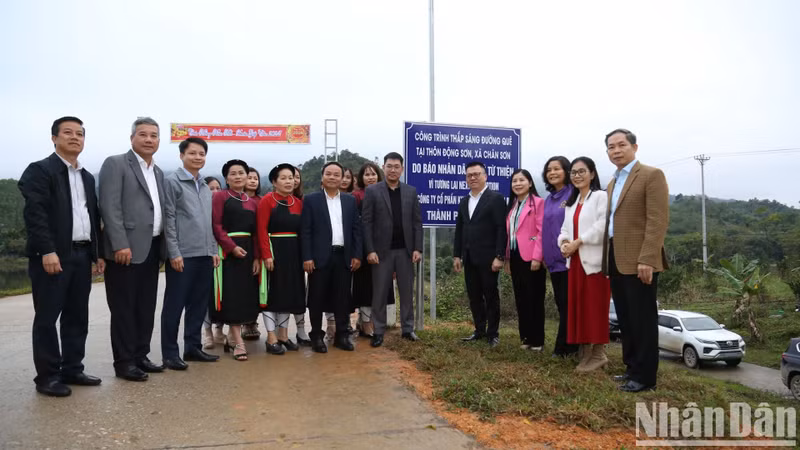 Diario Nhan Dan apoya construcción de casas de caridad y entrega regalos del Tet en Tuyen Quang