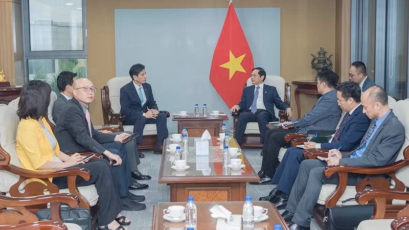 El ministro de Relaciones Exteriores de Vietnam, Bui Thanh Son, recibe al presidente de Asociación Económica y Cultural Corea del Sur – Vietnam (KOVECA), Kwon Sung-taek.