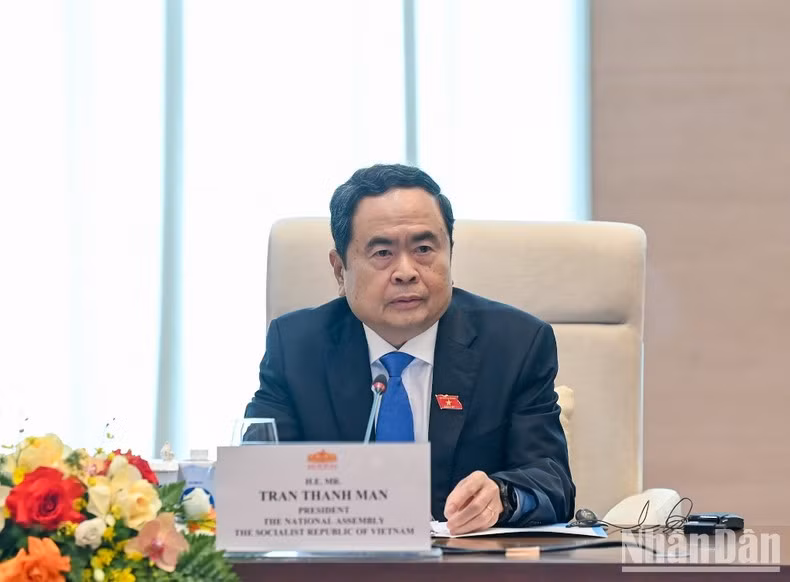 Interviene Thanh Man. Interviene Thanh Man.
