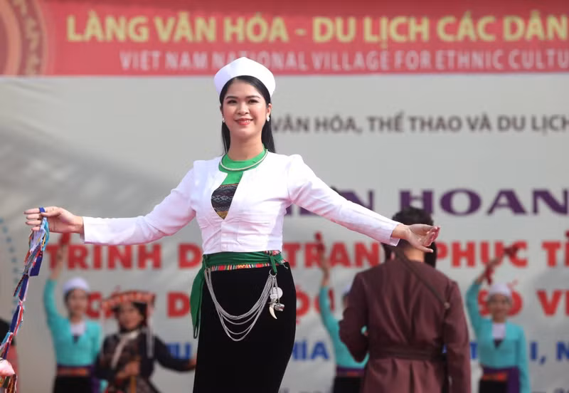 Traje tradicional de mujeres de la etnia Muong.