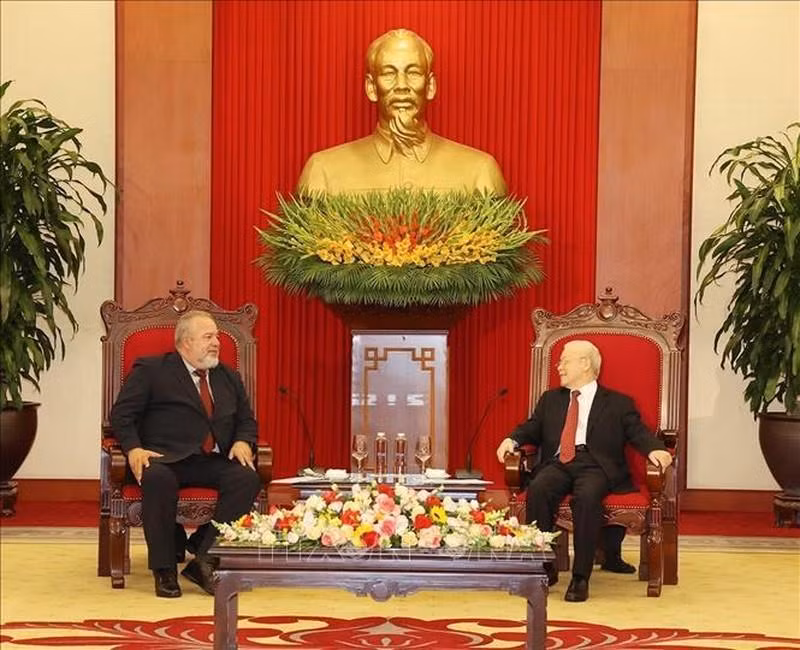 Nguyen Phu Trong y Manuel Marrero Cruz sostienen conversaciones.