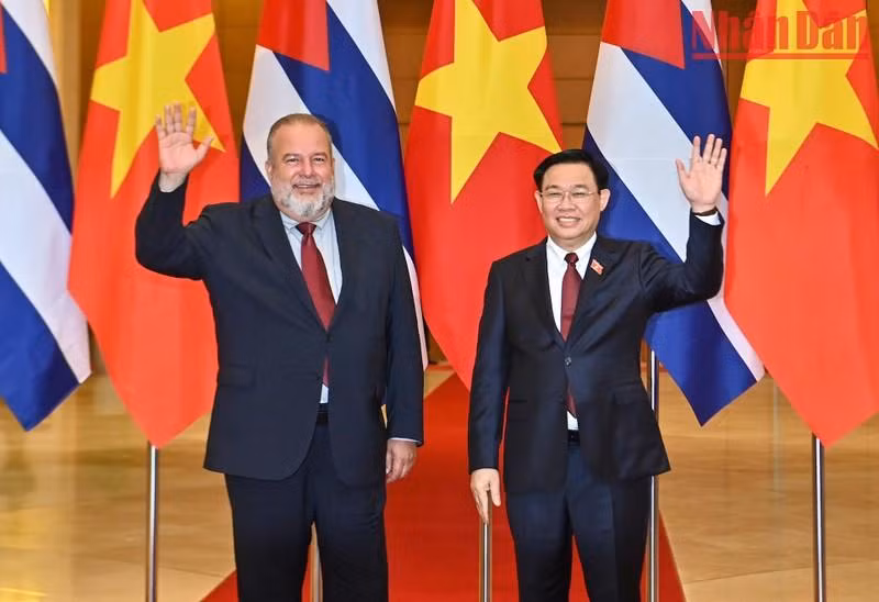 El presidente del Parlamento vietnamita, Vuong Dinh Hue y el primer ministro de Cuba, Manuel Marrero Cruz. 