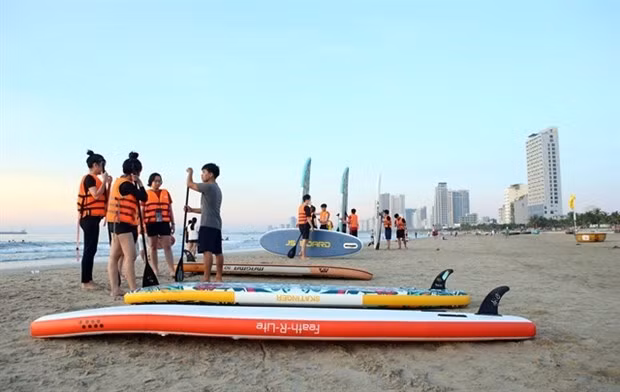 Turistas en una playa en la ciudad de Da Nang. (Fotografía: VNA)