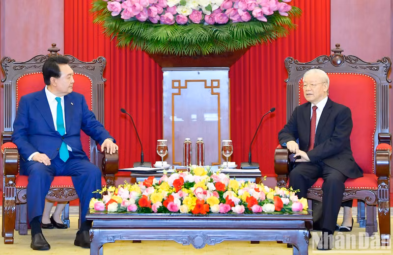 El secretario general del Partido Comunista de Vietnam, Nguyen Phu Trong, y el presidente de Corea del Sur, Yoon Suk Yeol. (Fotografía: Nhan Dan)