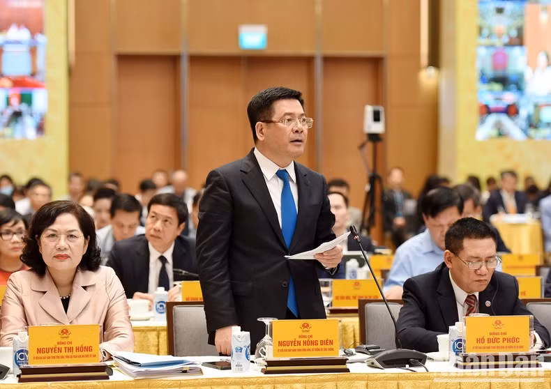 El ministro de Industria y Comercio, Nguyen Hong Dien, interviene en el evento.