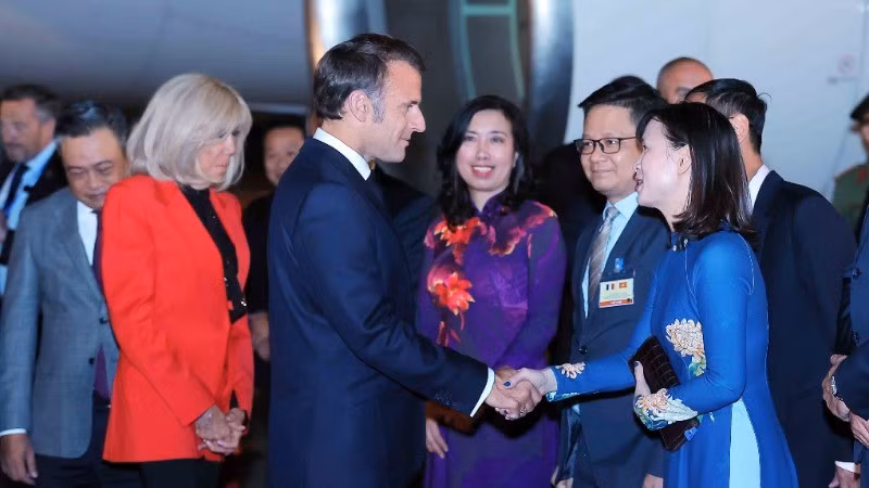 La tarde del 25 de mayo, el presidente de Francia, Emmanuel Macron, y su esposa llegan a Hanói, iniciando una visita de Estado a Vietnam. (Foto: VNA)