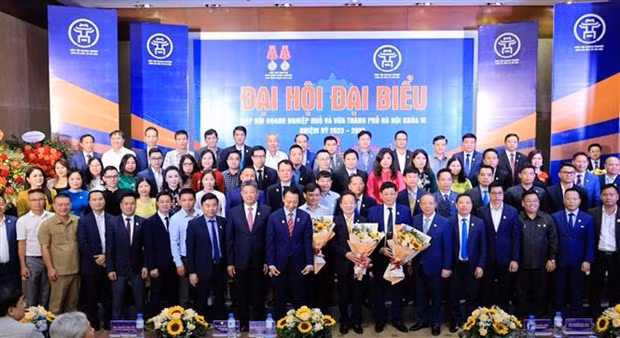 La nueva junta ejecutiva de la Asociación de empresas pequeñas y medianas de Hanoi (Fotografía: VNA)