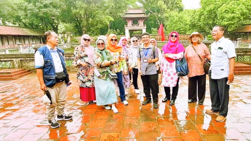 Turistas musulmanes visitan Hanói. (Foto: Nhan Dan)