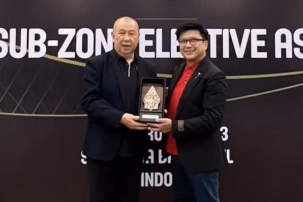 El presidente de la Federación de Baloncesto de Vietnam (VBF), Nguyen Bao Hoang (Derecha) (Fotografía: VBF)