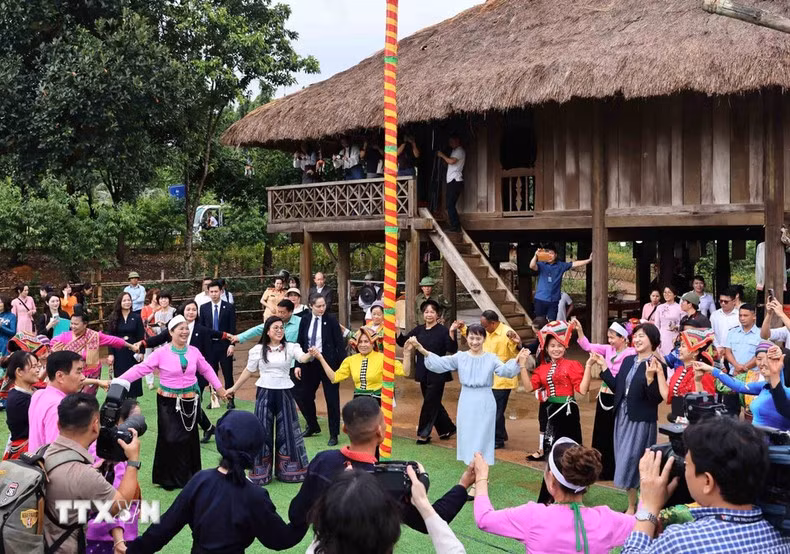 Las dos damas participan en la danza Xoe junto con los miembros de las etnias del norte de Vietnam.