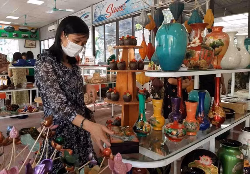 Una turista contempla los productos de laca de Ha Thai (Foto: hanoimoi.com.vn)