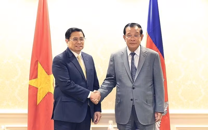 El primer ministro Pham Minh Chinh se reúne con su par camboyano, Hun Sen, al margen de la Cumbre Especial Asean-Estados Unidos, llevada a cabo en mayo de 2022 en Washington. (Fotografía: VNA)