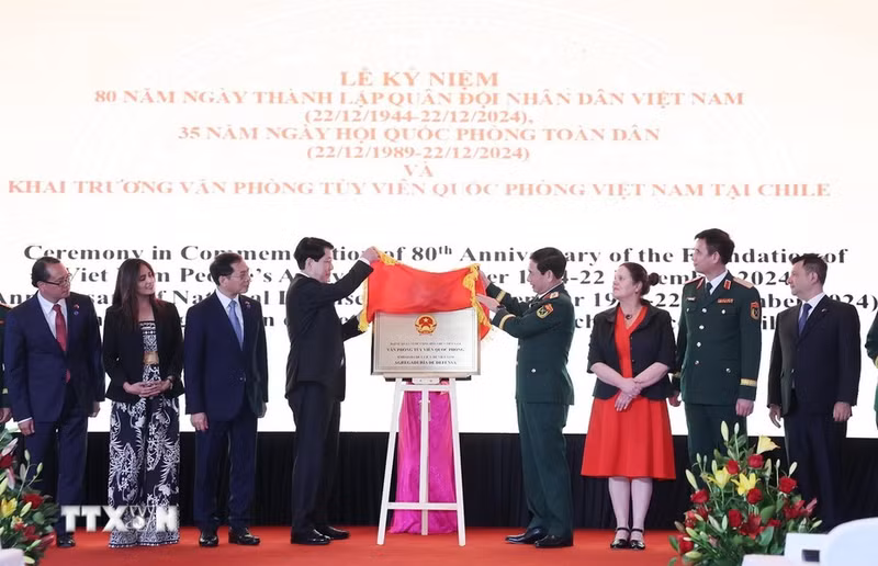 El presidente Luong Cuong y el ministro de Defensa de Vietnam, Phan Van Giang, inauguran la Agregaduría de Defensa de Vietnam en Chile. El presidente Luong Cuong y el ministro de Defensa de Vietnam, Phan Van Giang, inauguran la Agregaduría de Defensa de Vietnam en Chile.