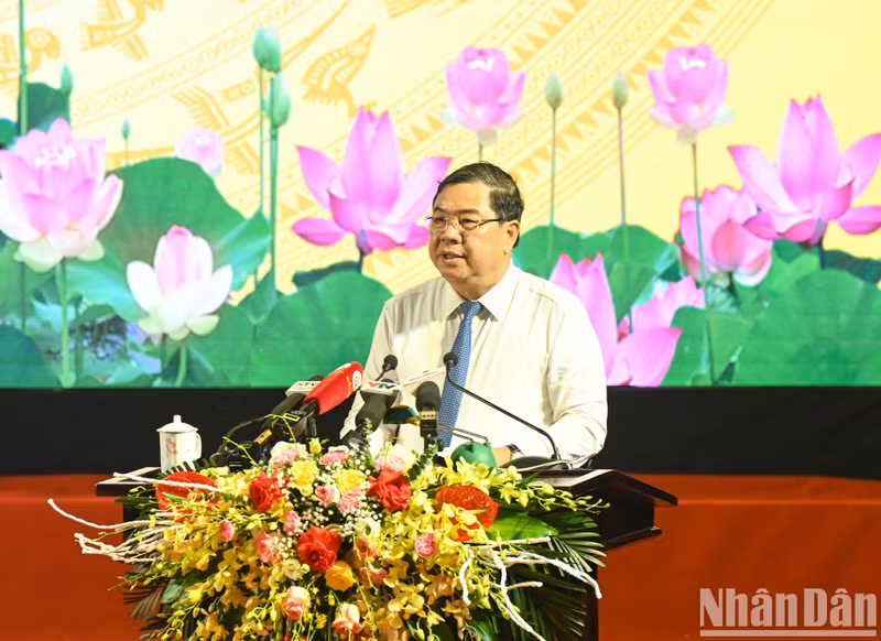 Pham Gia Tuc, secretario del Comité del Partido en Nam Dinh, habla en la cita. Pham Gia Tuc, secretario del Comité del Partido en Nam Dinh, habla en la cita.