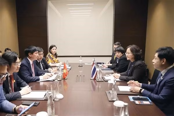 Bui Van Cuong y la secretaria general de la Cámara de Representantes de Tailandia, Pornpith Phetcchareon en la reunión (Fotografía: VNA)