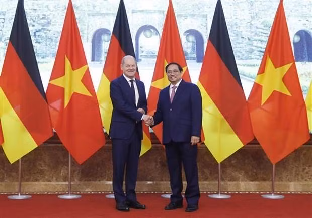 El primer ministro vietnamita, Pham Minh Chinh (D), y el canciller alemán, Olaf Scholz (Fotografía: VNA)