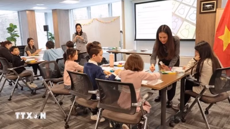 Maestros y alumnos en la clase de idioma vietnamita en Nueva York. (Foto: VNA)