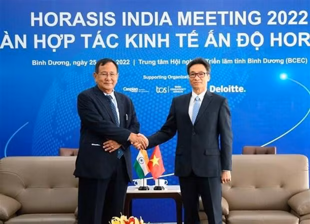El viceprimer ministro de Vietnam, Vu Duc Dam (derecha) recibe al secretario de Estado de Asuntos Exteriores de la India, Rajkumar Ranjan Singh. (Fotografía: VNA)