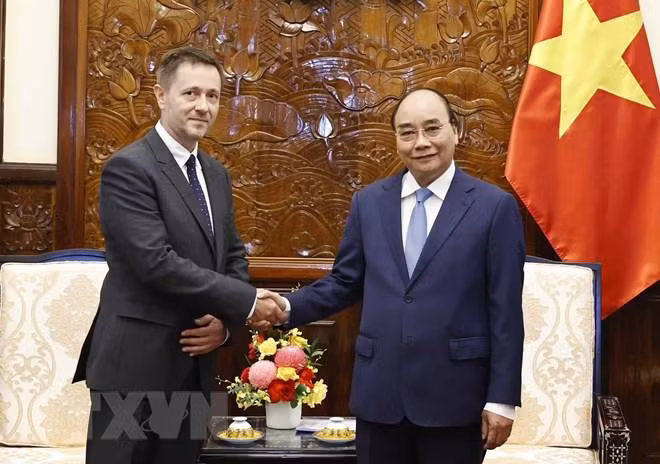 El presidente de Vietnam, Nguyen Xuan Phuc (derecha), recibe al embajador húngaro en Hanói, Baloghdi Tibor. (Foto: VNA)